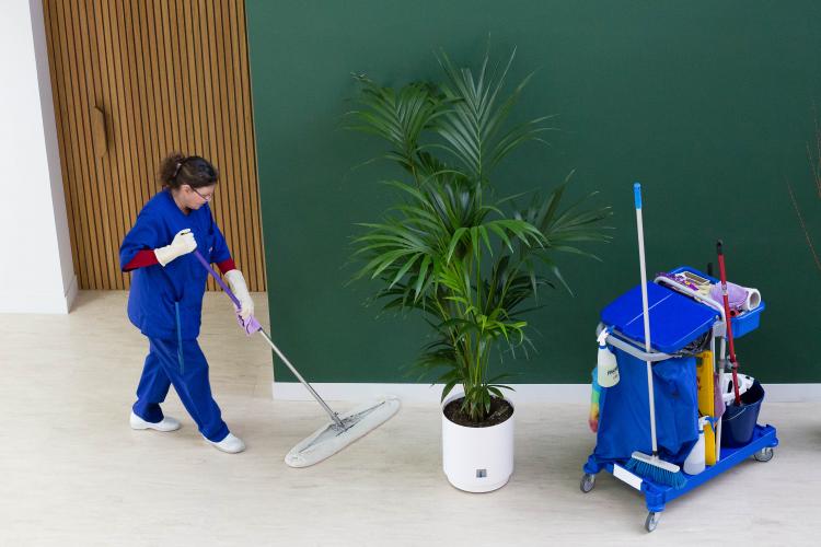 Employé du Groupe SIFU nettoyant le sol