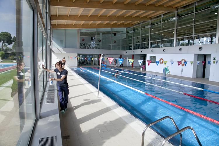 Un employé du Grupo SIFU nettoie une piscine couverte