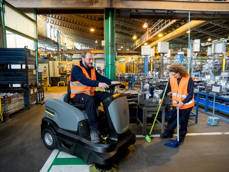 Deux employés du Grupo SIFU lors de travaux de nettoyage dans un entrepôt