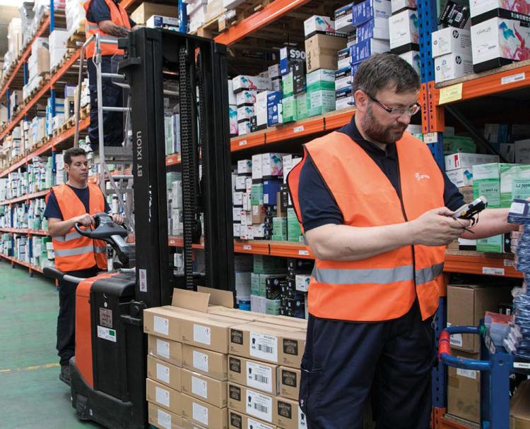 Deux employés du Groupe SIFU lors de travaux dans un entrepôt logistique