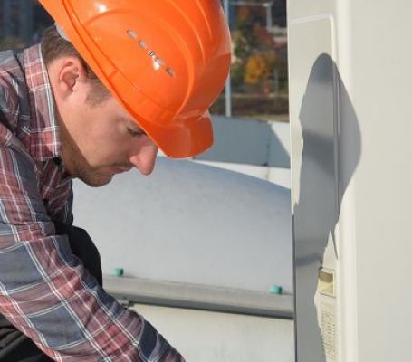 Un opérateur du Groupe SIFU lors d'une tâche de maintenance