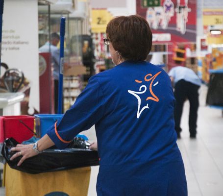 Employé du Groupe SIFU lors d'un service de nettoyage dans un supermarché