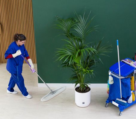 Employé du Groupe SIFU nettoyant le sol d'un bureau