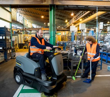 Deux employés du Grupo SIFU nettoyant un entrepôt