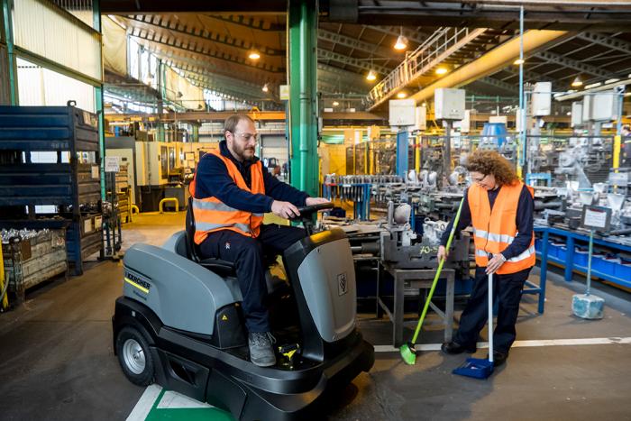 Deux employés du Grupo SIFU nettoyant un entrepôt