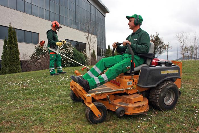 Deux opérateurs du Groupe SIFU lors d'un service de jardinage